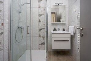 Chuveiro, secador de cabelo, toalhas de banho