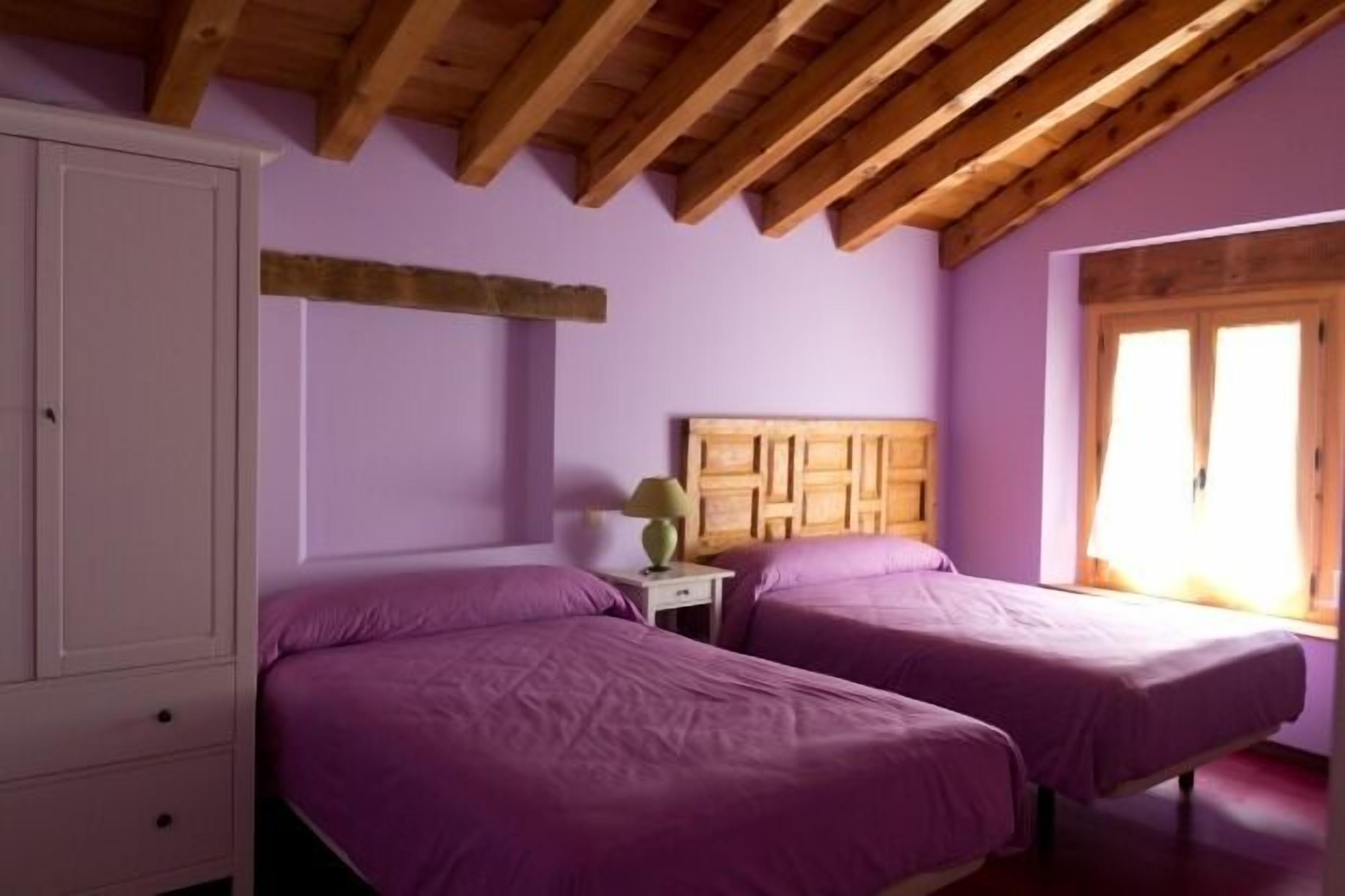 5 bedrooms, iron/ironing board, internet, bed sheets