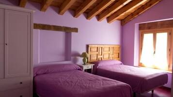 5 bedrooms, iron/ironing board, internet, bed sheets