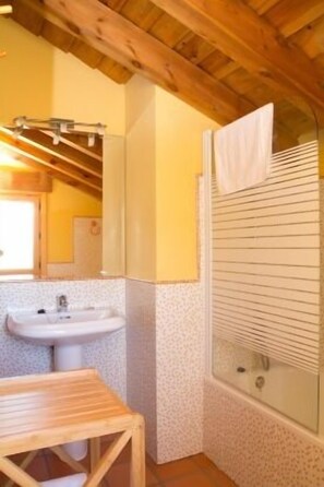 Bathtub, hair dryer, bidet, towels - Peñamora Rural Cottage for 10 people (Migueláñez)