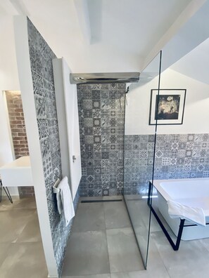 Deluxe Suite, Ensuite, Mountain View | Bathroom - Hostellerie la Fontaine (Saint-Paul-de-Vence)