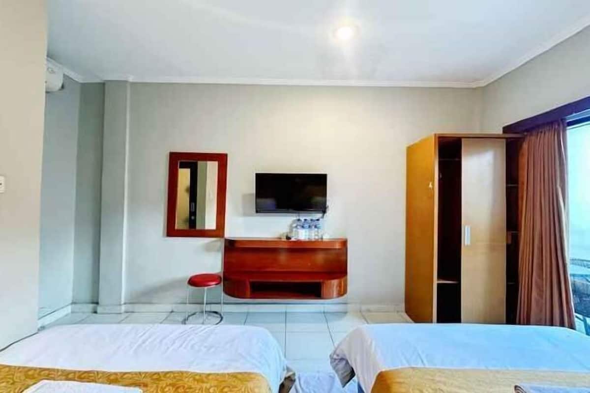 1 bedroom, premium bedding, desk, free wired Internet