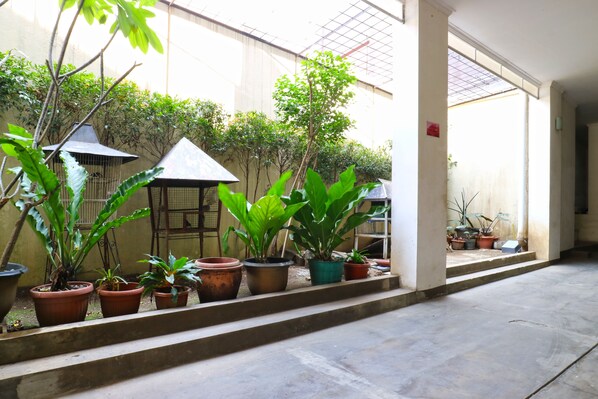 Terrace/patio - Saloka Guesthouse (Cimahi)