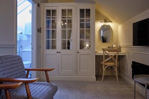 Decoración personalizada, muebles diferentes y cortinas blackout