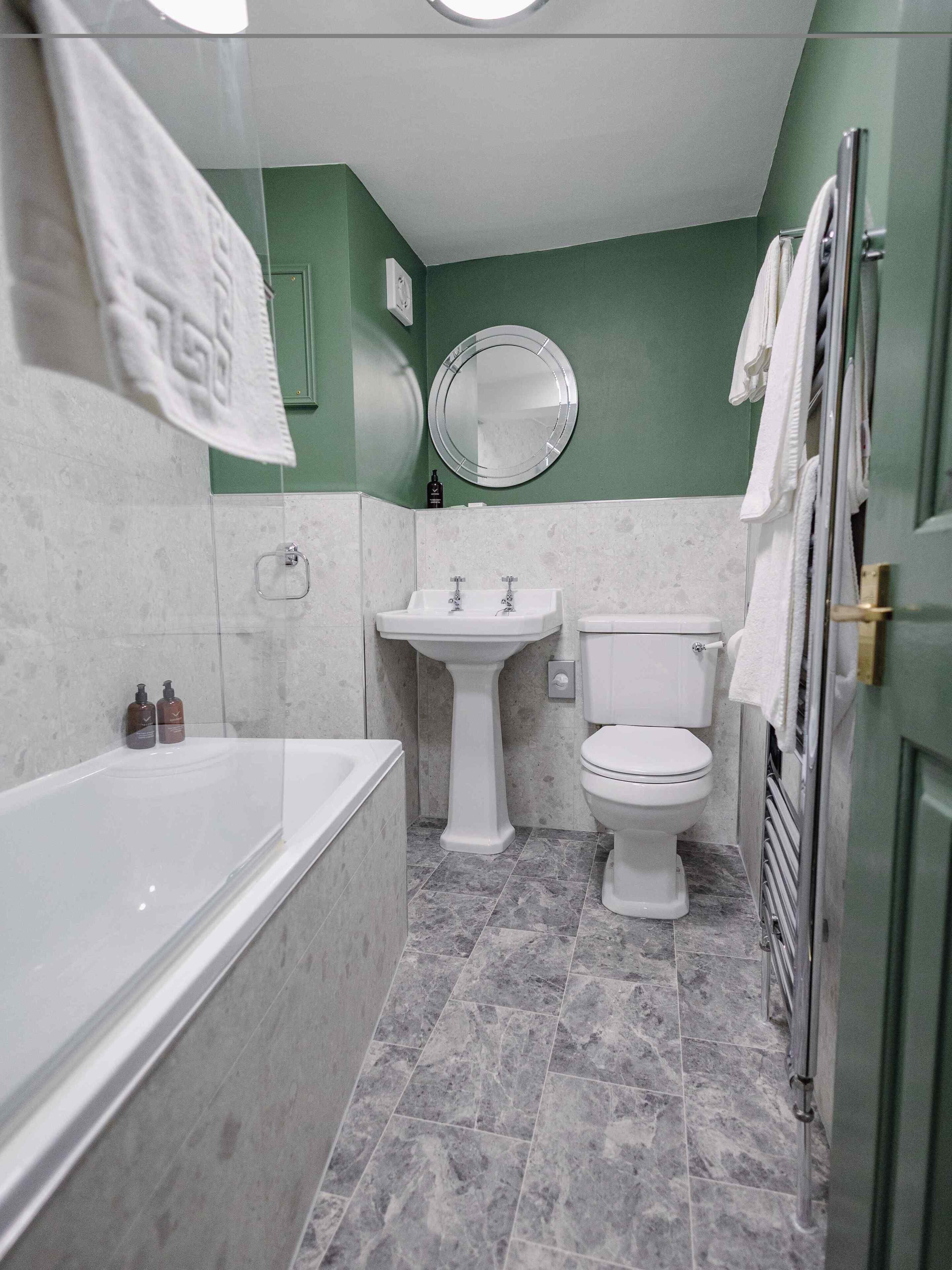 Ein Badezimmer mit Badewanne, Waschbecken und Toilette.