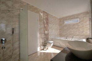 Villa | Badkamer | Een douche, een haardroger, handdoeken