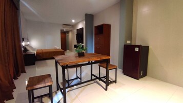 Deluxe Room | Desk, free WiFi