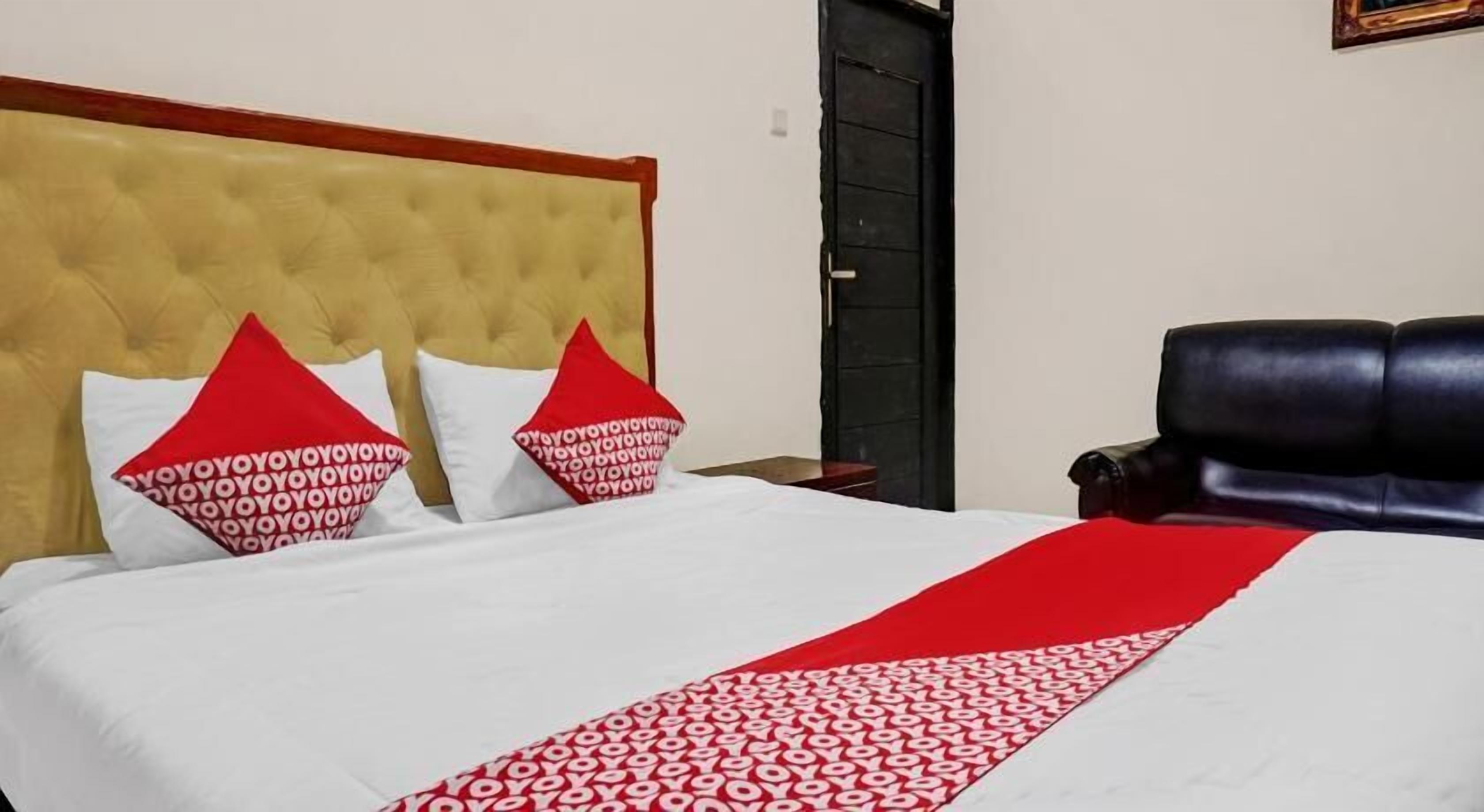 Premium bedding, desk, blackout curtains, free WiFi