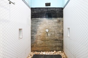 Bathroom shower - New Ubud Hostel (Ubud)