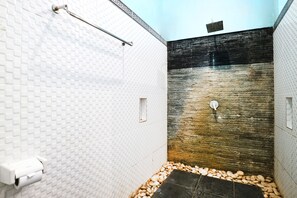 Shower - New Ubud Hostel (Ubud)