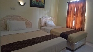 Desk, rollaway beds (surcharge), WiFi (free) - Griya Imafa Guesthouse (Batu)
