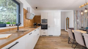 Coffee/tea maker, fridge, microwave, oven