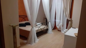 A bedroom with a bed, a bedside table, and a chair. - B&B Villa Filomena (Serino)