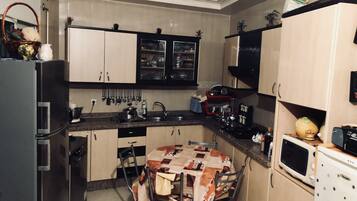 Departamento familiar, 3 habitaciones, para no fumadores | Cocina privada | Refrigerador, microondas, horno y parrilla de estufa