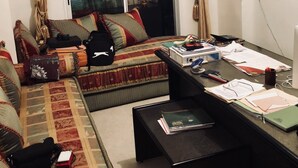 2 عدّة غرف نوم وستائر تعتيم ومكواة/لوح كي وملاءات أسرّة
