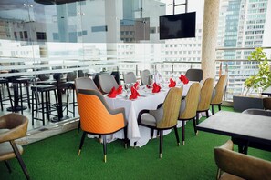 2 restaurantes, é servido café da manhã