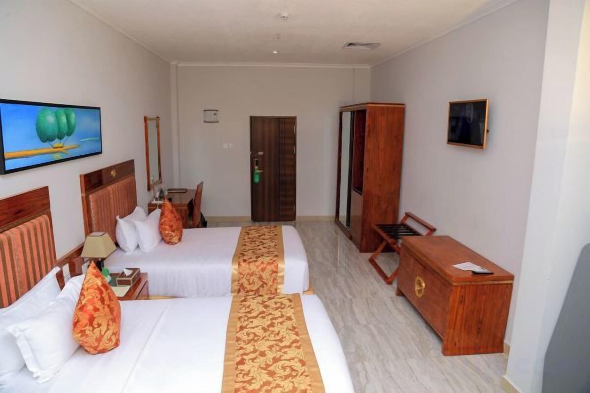Bộ đồ giường cao cấp, minibar, két bảo mật tại phòng, bàn 