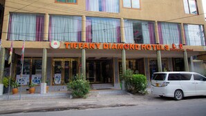Ein Hotel mit einer Fassade, auf der das Schild "TIFFANY DIAMOND HOTELS LTD" zu sehen ist.