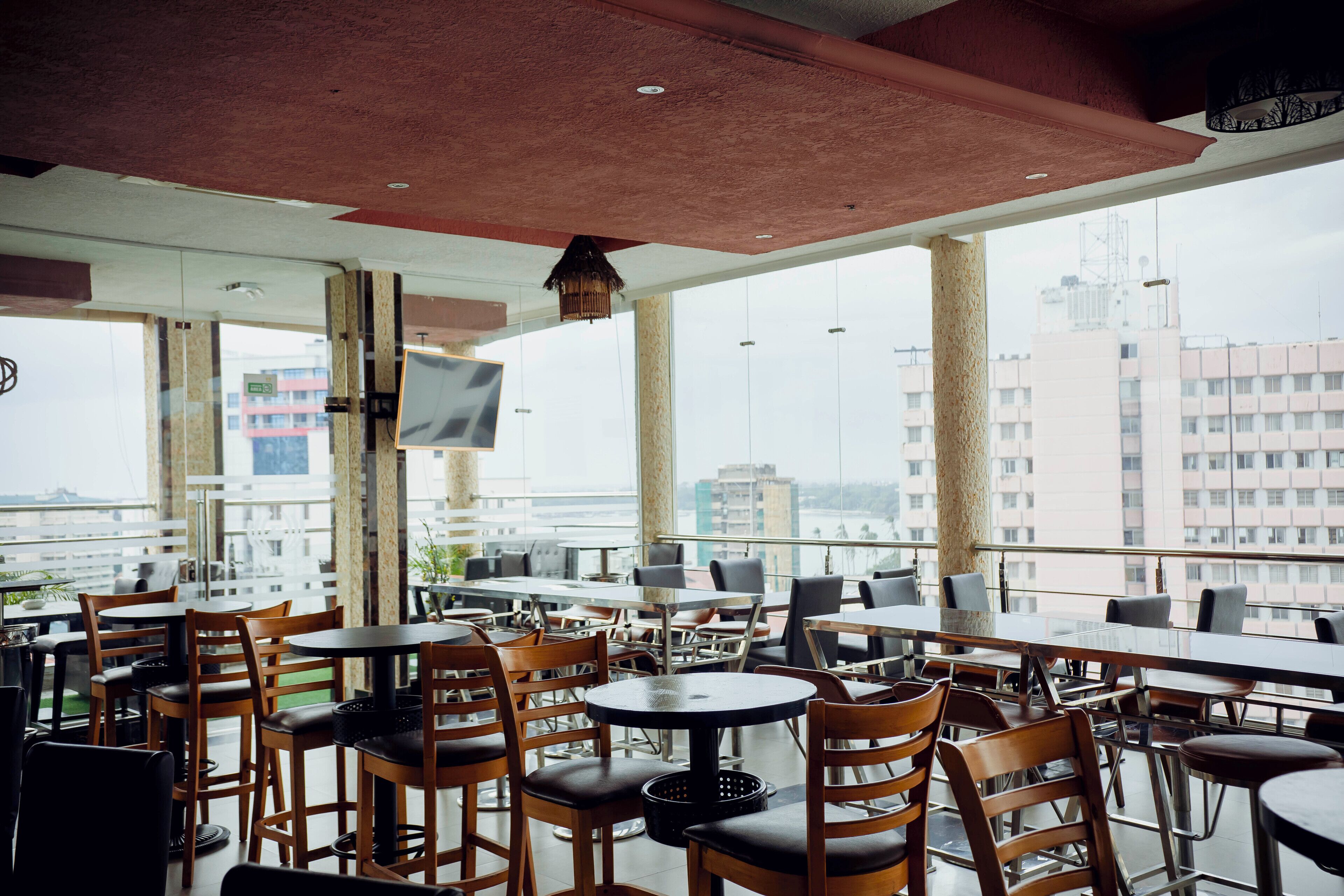 2 restaurantes, é servido café da manhã