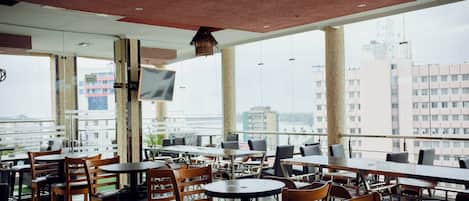 2 restaurants, breakfast served