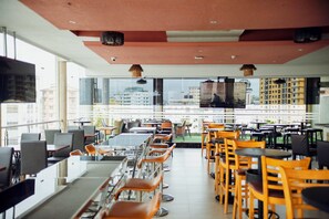 2 restaurantes, é servido café da manhã