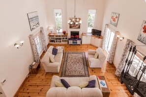 Luksusvilla, flere senger, ikke-røyk, fjellutsikt | Oppholdsrom | Flatskjerm-TV