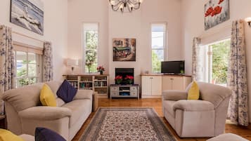 3 bedrooms, in-room safe, iron/ironing board, free WiFi