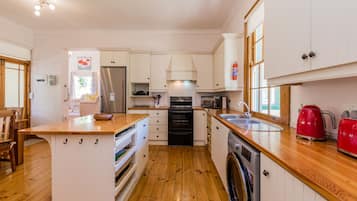 Luxury Villa, Multiple Beds, Non Smoking, Mountain View | Private kitchen | Full-sized fridge, microwave, oven, stovetop