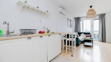 Fridge, microwave, stovetop, dishwasher