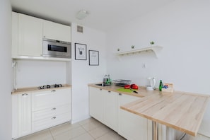 Réfrigérateur, micro-ondes, plaque de cuisson, lave-vaisselle