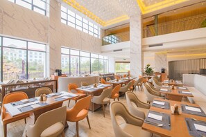 Daily buffet breakfast (CNY 128 per person)