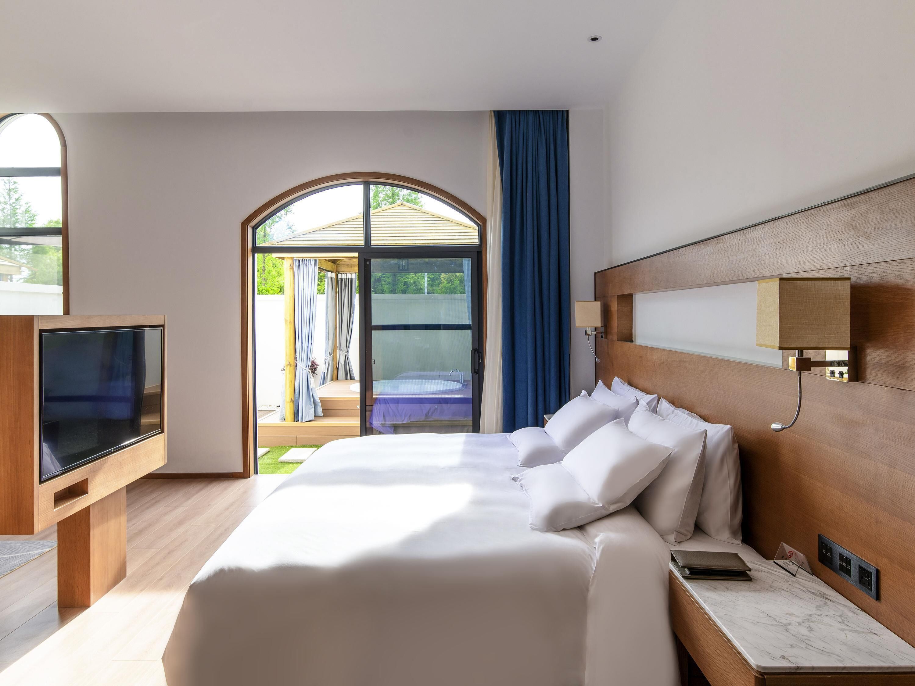 Deluxe Suite, 1 King Bed | Egyptian cotton sheets, premium bedding, memory foam beds