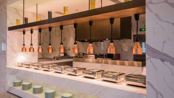 Se ofrece un desayuno bufé (128 CNY por persona)