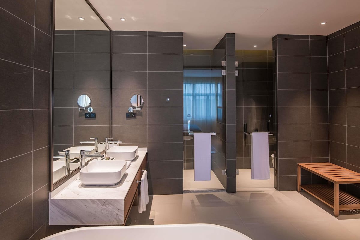 Combined shower/bathtub, spring water bathtub, rainfall showerhead