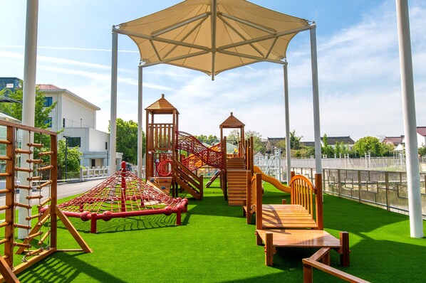 Área de juegos infantiles al aire libre