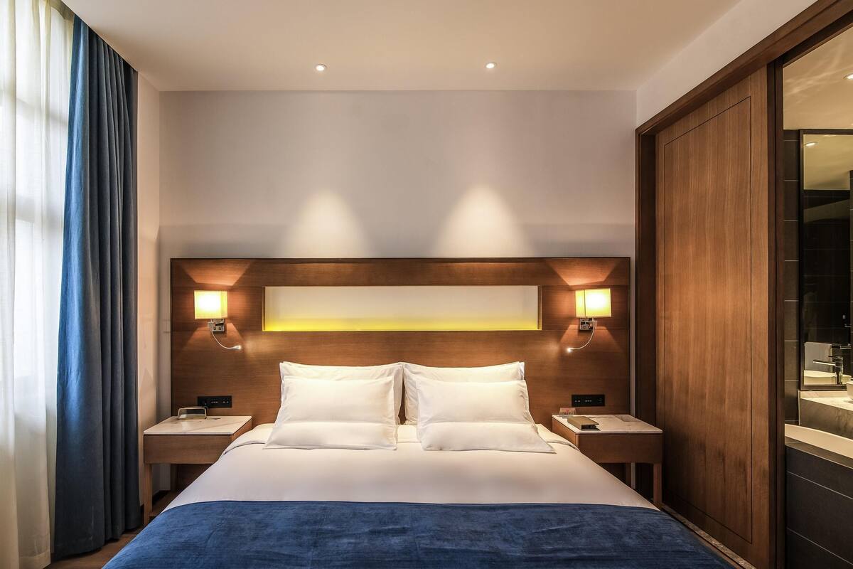 高級套房, 1 張加大雙人床和 1 張沙發床 | 埃及棉床單、高級寢具、記憶床墊、免費迷你吧物品