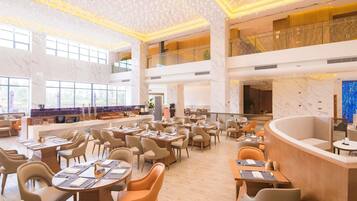 حيث تُقدم وجبات الإفطار، الغداء، العشاء، الأطباق العالمية