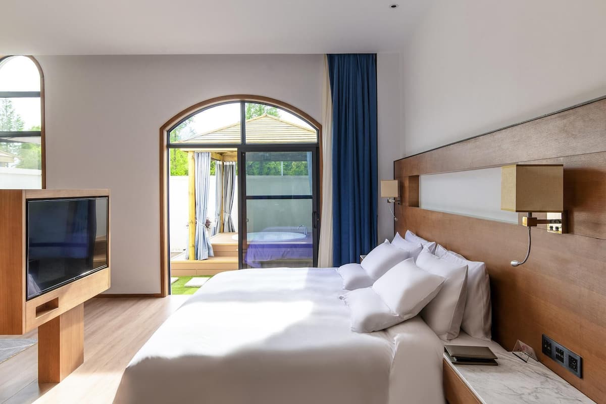 Deluxe Suite, 1 King Bed | Egyptian cotton sheets, premium bedding, memory foam beds