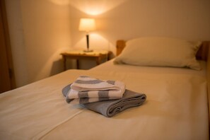 Skrivbord, mörklÀggningsgardiner, ljudisolering och extrasÀngar