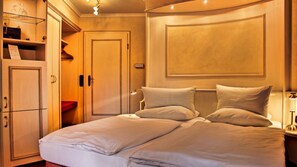 Habitación Confort doble, vistas al valle | Caja fuerte, escritorio, tabla de planchar con plancha y cunas gratuitas