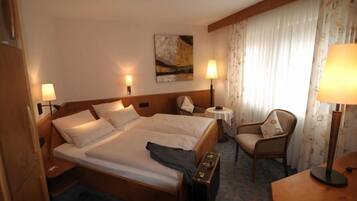 Caixa forta a l'habitació, escriptori i planxa i posts de planxar