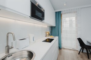 Apartamento Business | Cocina básica privada | Frigorífico, microondas, placa de cocina y lavavajillas