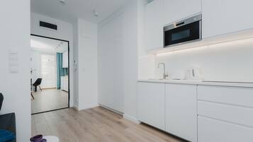 Business Apartment | Private kitchenette | Fridge, microwave, stovetop, dishwasher