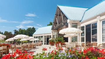 Bar (trong khuôn viên)