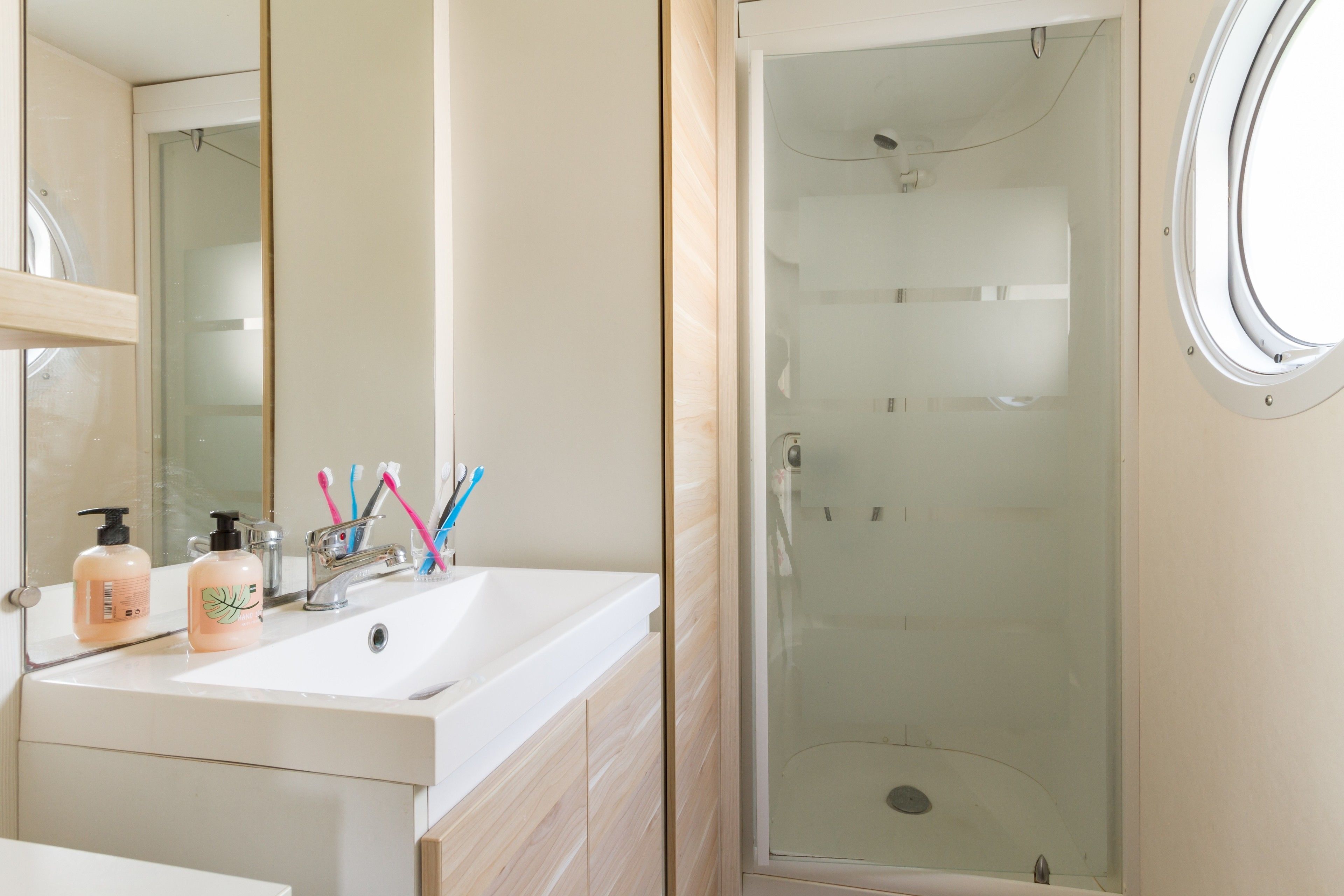 Mobile Home, 3 Bedrooms, Non Smoking, Terrace | Bilik Mandi | Pancuran mandi, pengering rambut, tuala disediakan 