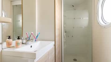 Mobile Home, 3 Bedrooms, Non Smoking, Terrace | Bilik Mandi | Pancuran mandi, pengering rambut, tuala disediakan