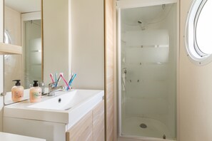 Maison mobile, 3 chambres, non-fumeur, terrasse | Salle de bain | Douche, séchoir à cheveux, serviettes fournies