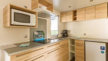 Mobile Home, 2 Bedrooms, Non Smoking | Private kitchenette | Full-sized fridge, microwave, stovetop, espresso maker