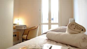 Einzelzimmer, Gemeinschaftsbad | Daunenbettdecken, Schreibtisch, kostenloses WLAN, Bettwäsche