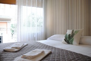 Quarto casal, banheiro compartilhado | Edredons de pluma, escrivaninha, Wi-Fi de cortesia, roupa de cama